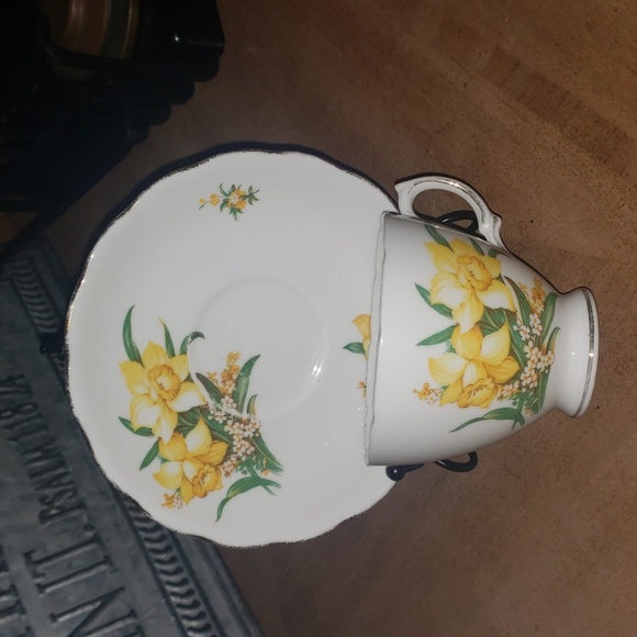 Daffodil Teacup and Saucer, Royal Vale  - Picture 2 of 7